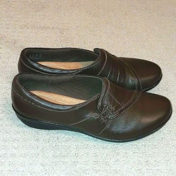 CLARKS Slip On Career Work Casual Shoe Size 7 - Picture 1 of 5